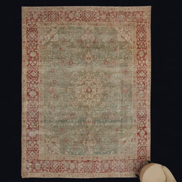 Large Mid 19th Century Oushak with Central Medallion.............. (9' x 11'10'')