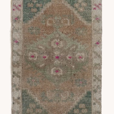 Vintage Turkish Mini Rug No. 632 | 1'7 x 2'10