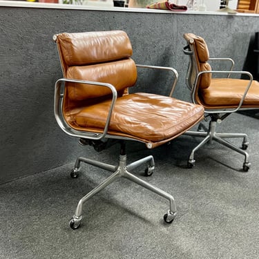 Eames Softpad Management Chair
