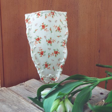 Vintage Moriyama Mori-machi wall pocket / antique Japanese wall vase / floral wall pocket / shabby chic cottagecore decor / vintage vase 