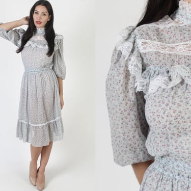Romantic 70s Pilgrim Era Folk Style Dress / Country Calico Small Floral Print / Blue Homespun Sweeping Skirt With Belt 