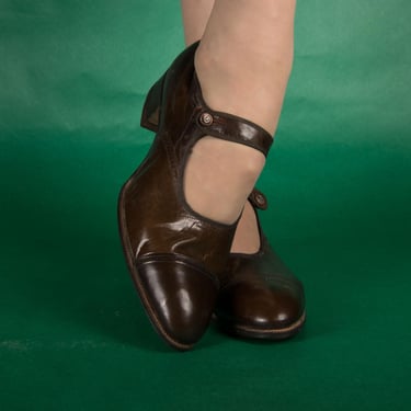 1920s Shoes -  Size 6 to 6.5 - Fantastic Deadstock Vintage 20s Glossy Leather Mary Janes in Two Tone Walnut Brown with Broguing 