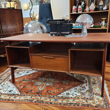 Gunni Omann Executive Desk