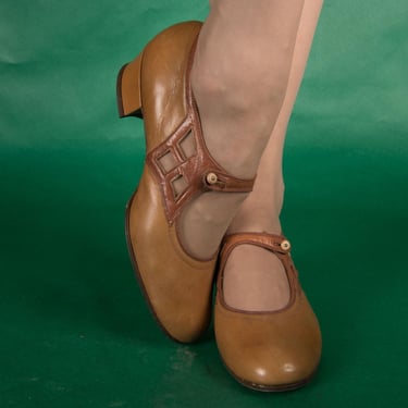 1920s Shoes -  Size 5 5.5 6 - Adorable Deadstock Vintage 20s Camel Leather Mary Janes with Contrast Trim and Diamond Eyelets 