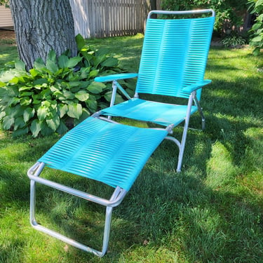 Vintage Turquoise Plastic Straw Folding Garden/Lawn Lounge Chair 