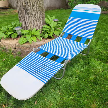 Vintage Tube Blue and White Plastic Straw Folding Garden/Lawn Lounge Chair 