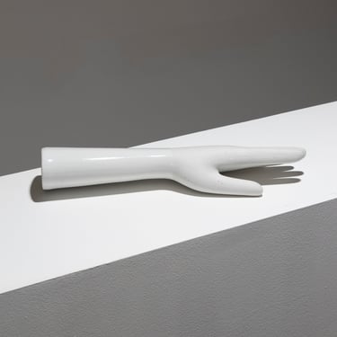 SCULPTURE DE MAIN EN PORCELAINE BLANCHE, 1950s