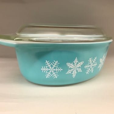Pyrex covered casserole turquoise snowflake pattern 