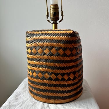 Vintage Wicker Basket Table Lamp, two tone woven straw lamp, rattan desk top lamp 
