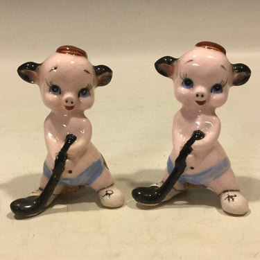 Vintage Artmark Originals Golfing Baby Pig Salt Pepper Shaker, shakers made in Japan, Pig Couple Holding Hands, gifts for animal lovers 