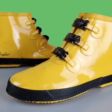 Mod yellow rainboots from the 60s by PAPPAGALLO. Vintage rubber ankle boots. Metal clasp/clip closures. Black contrast. (Size 9) 