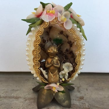 Vintage Easter Egg Praying Angel Diorama,Decorated Egg Scene, Easter Spring Decor, Hand Made, Shell Flower Embellishment 