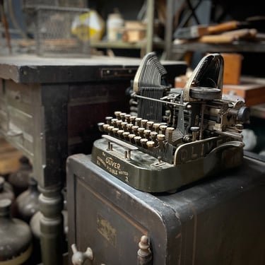 Antique Oliver Typewriter Vintage Industrial Revolution Octagonal Keys 