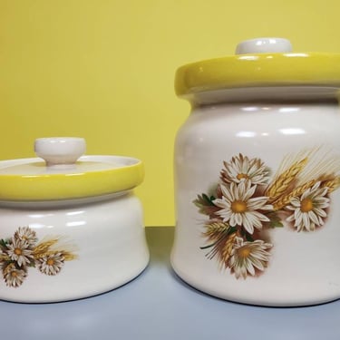 Vintage 60s/70s unique ceramic daisy canisters. Candy/cookie jars. Flour/sugar/cornmeal. 