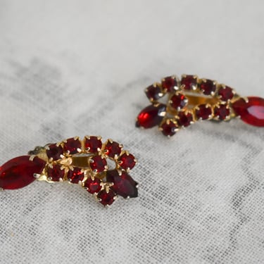 1950s Red Rhinestone Clip Earrings 