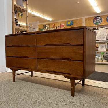 Free Shipping Within Continental US - Vintage Mid Century Modern 6 Drawer Dresser by Stanley. 