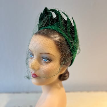 Crown of Flames - Vintage 1940s Green Wool Felt Flame Calot Hat w/Matching Veil 