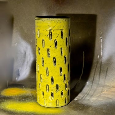 A Wonderful Alvino Bagni Tall Ceramic Graphic Design In a Great Color Italy 9 1/4" 