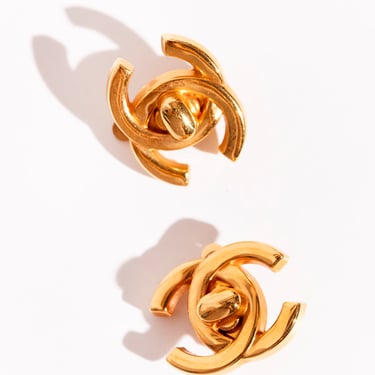 CHANEL Fall/Winter 1996 Gold Kiss Lock Earrings