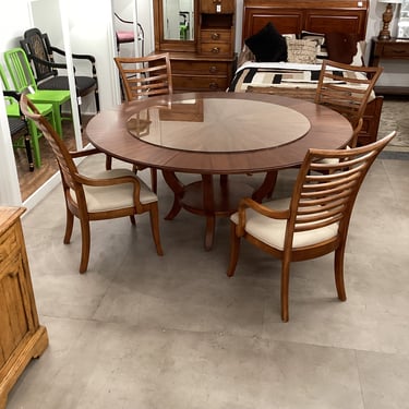 Round Dining Table w/ Chairs