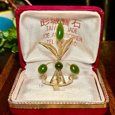 Vintage Taiwan Jade Gold Tone Brooch Faux Green Jade Red Velvet Gift Box Retro Jewelry 