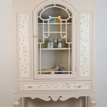 Vintage White Painted Display Cabinet - Ca 1920 Vintage White Painted Display Cabinet - Ca 1920