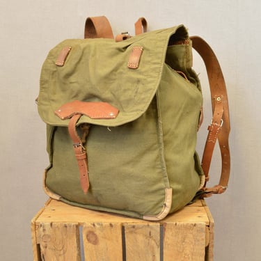 Large Canvas Army Rucksack Backpack- Leather Straps - Olive Green -  50s 60s - Vintage - Large XL 