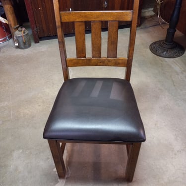 Good condition wooden chair with vinyl seat 19 x 18 x 39