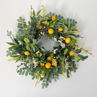 Front door wreath for spring and summer with lemon, dried grasses and berries, Front door appeal, Summer wreath 