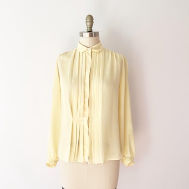 SIZE M / L 70s Buttercup Yellow Pintuck Blouse / Peter Pan Collared Shirt / Perfect Secretary Style Butter Yellow Blouse Classic Career 