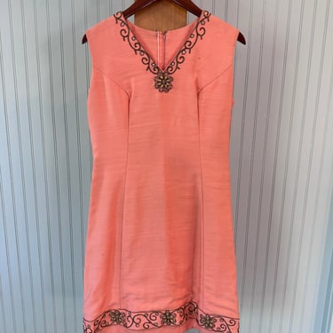 Photo Hanger Sale! 1960s Peach Shift Dress