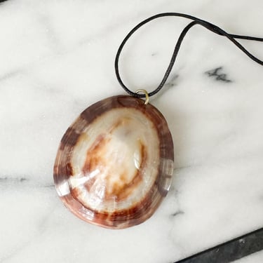 Vintage Seashell Pendant Necklace / Shell Statement Jewelry 