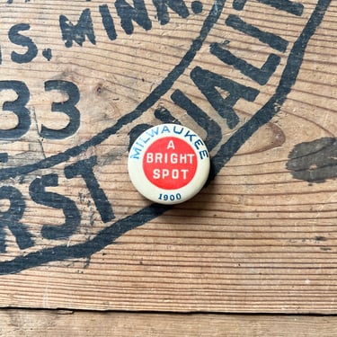 Antique Milwaukee Slogan ‘A Bright Spot 1900’ Pinback City Souvenir 