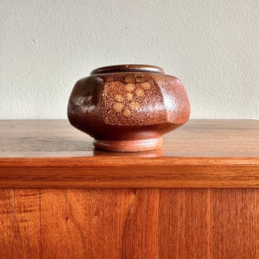 1970s small flowered pot by Jeff Procter / salt-fired pottery by Oregon artist / spice jar or jewelry holder 