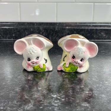 Vintage Enesco Missy Mouse Salt & Pepper Shakers E-1164 | Anthropomorphic Kitsch Mouse wearing Lettuce Dress under Mushroom Ceramic Figurine 