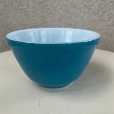 Vintage Pyrex nesting bowl blue #401 1.5 pt Size 5.5” x 3.5” 