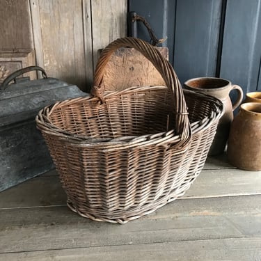 Vintage creel fishing basket / wicker fly fishing basket with