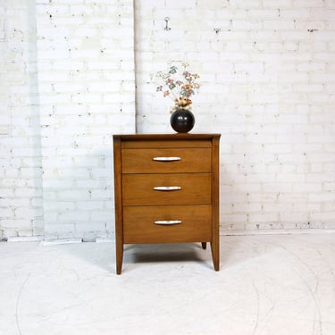 Vintage MCM nightstand end table with 3 drawers and sculptural details by Drexel PROFILE line | Free delivery in NYC and Hudson Valley areas 
