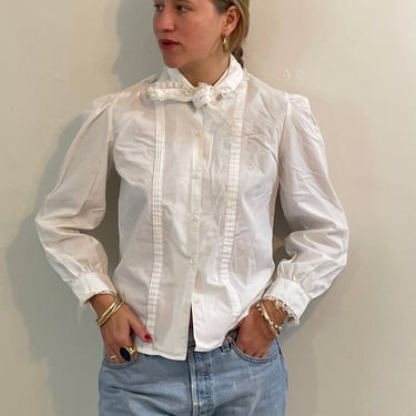 70s cotton blouse / vintage white cotton puffed sleeve lace trim ascot pussy bow neck tie kerchief prairie blouse | Small 