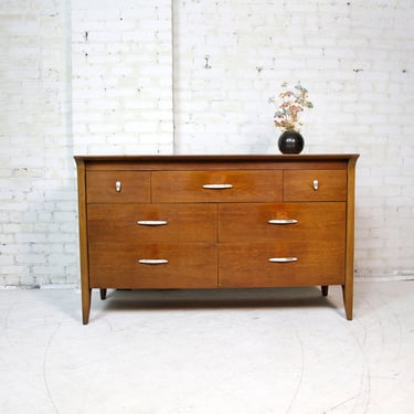 Vintage MCM 7 drawer dresser with sculptural details by Drexel Furniture PROFILE | Free delivery in NYC and Hudson Valley areas 