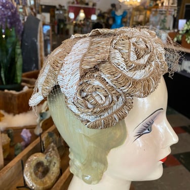 1950s raffia headpiece, vintage millinery, beige and white rosette, headband with veil, mrs maisel style, midcentury fashion 