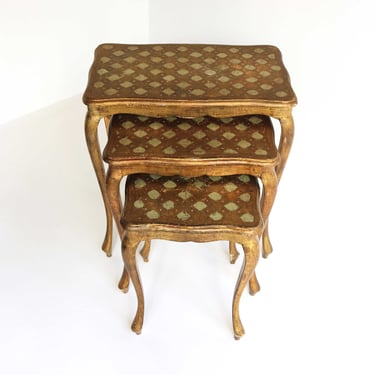 Set Of Three Florentine Coffee Tables in Gilded Wood  Italian Nesting Tables Neoclassical Gilded Side Tables Golden Hand Painted 1960s 