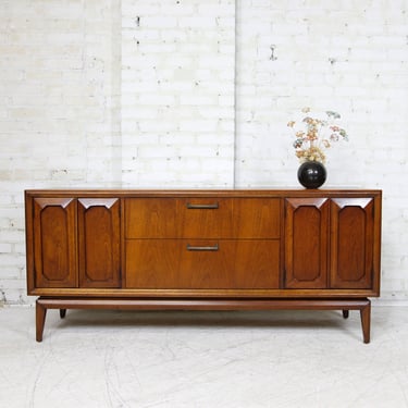 Vintage MCM low walnut Broyhill Facet credenza w/ 2 drawers and side cabinets | Free delivery only in NYC and Hudson Valley areas 