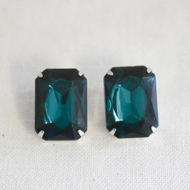 1980s Plastic Emerald Green Rhinestone Clip Earrings 