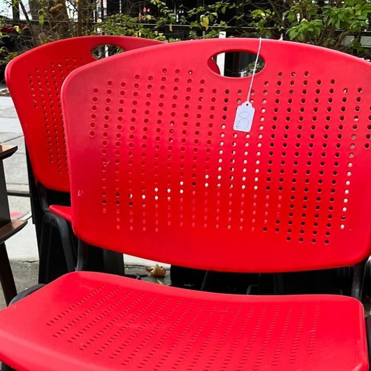 Red stackable chairs 
Metal base. 6 available. 20.5” x 19” x 31” seat height 19.5” 