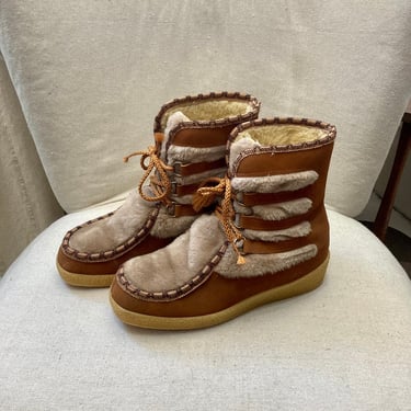 Vintage 60s SNOWLAND Snow Boots / Apres Ski / Faux Fur + Suede + Fleece Lined / Embroidered Detail / Laced + Wedge Heel / 9 