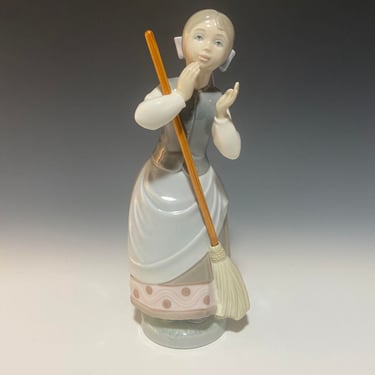 Lladro Porcelain Figurine Girl With Broom, Handmade in Spain 1978 