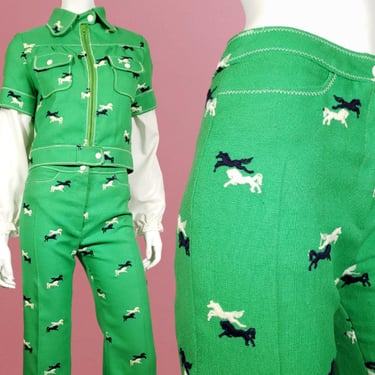 1970s pantsuit 2 piece vintage set short jacket bomber short sleeve matching pants novelty embroidered horses beagle collar green blue (2/4) 