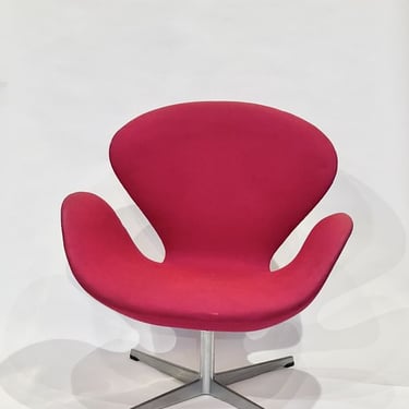 1968 Arne Jacobsen Swan chairs for Fritz Hansen in original Alexander Girard upholstery