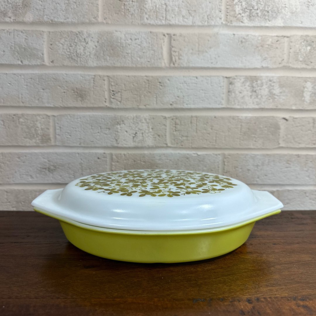 Vintage Pyrex verde/olive 1.5 qt divided casserole dish with lid